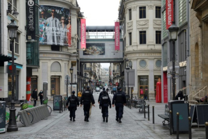 la France marche sur des œufs pour éviter le reconfinement.jpg