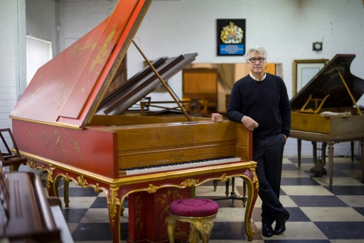 Rares ou excentriques, les pianos du restaurateur de Sa Majesté à vendre