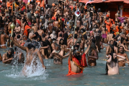 malgré le Covid-19, des centaines de milliers d'hindous se baignent dans le Gange pour Maha Shivratri.jpg