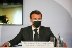 La France suspend l'utilisation du vaccin AstraZeneca jusqu'à un avis européen mardi, annonce Macron.jpg