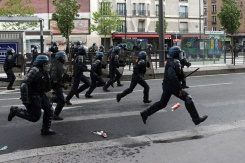 policiers et politiques attendus en nombre devant l'Assemblée nationale.jpg