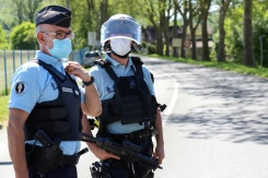 les gendarmes prêts à une nuit de traque d'un ex-militaire lourdement armé.jpg