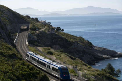 Entre falaises et Méditerranée, le retour du train de la côte Bleue.jpg