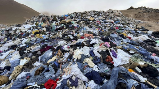 Chile's desert dumping ground for fast fashion leftovers