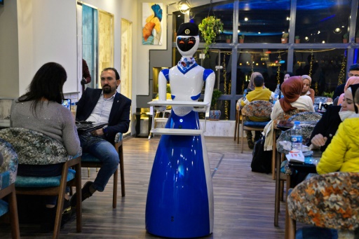 Retour vers le futur ! A Mossoul, des clients servis par des robots