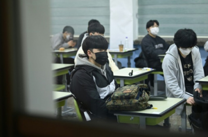Hush in South Korea as students sit gruelling exam.jpg Hush in South Korea as students sit gruelling exam.jpg