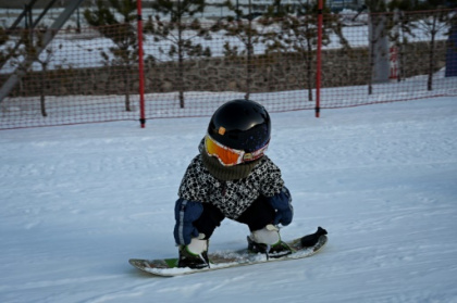 Snowboarding baby steals hearts and headlines in China.jpg