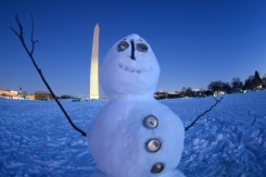 Snow storm batters US east, piling onto holiday chaos.jpg