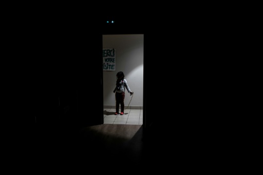 Au moins 50 000 enfants sans domicile, selon des associations