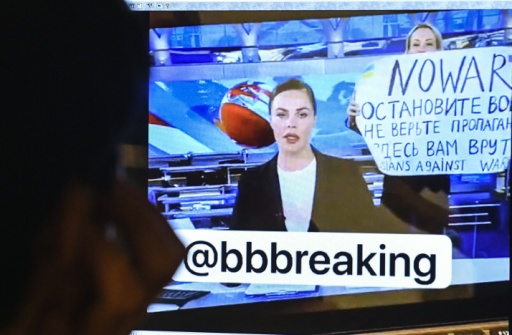 Une manifestante contre l'offensive en Ukraine interrompt le journal télévisé russe