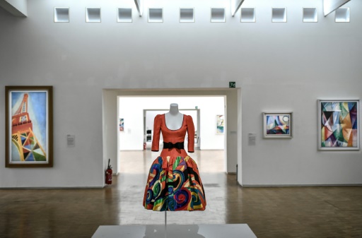 Les tenues de Saint Laurent s'incrustent dans les collections de six musées à Paris