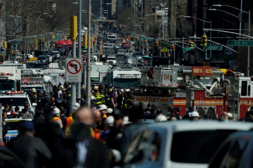 La police de New York lancée aux trousses d'un tireur du métro, qui a fait 23 blessés