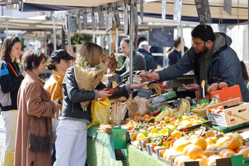 Au marché d'Aligre, le paradoxe des fruits de saison