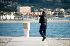 A Marseille, des CRS surveillent une crique pour éviter les incivilités.jpg