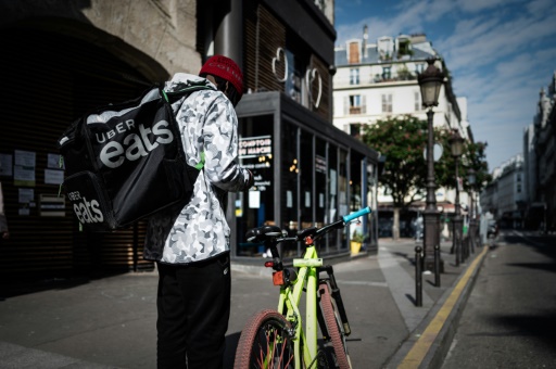 Après des déconnexions massives chez Uber Eats, 500 livreurs africains manifestent à Paris
