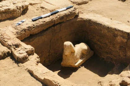 Smiley, dimpled sphinx statue unearthed in Egypt.jpg Smiley, dimpled sphinx statue unearthed in Egypt.jpg