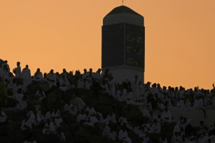 Crowds 'stone the devil' in final hajj ritual.jpg Crowds 'stone the devil' in final hajj ritual.jpg