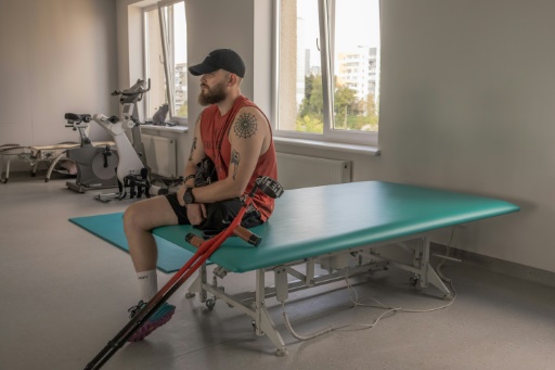 Clinic helping Ukraine's wounded soldiers walk again