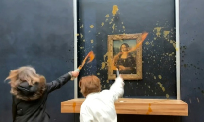 Activists splash soup on glass-protected Mona Lisa in Paris.jpg Activists splash soup on glass-protected Mona Lisa in Paris.jpg