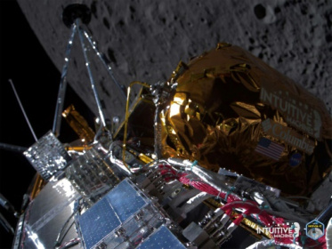 US heads back to the Moon -- with a commercial spaceship.jpg US heads back to the Moon -- with a commercial spaceship.jpg