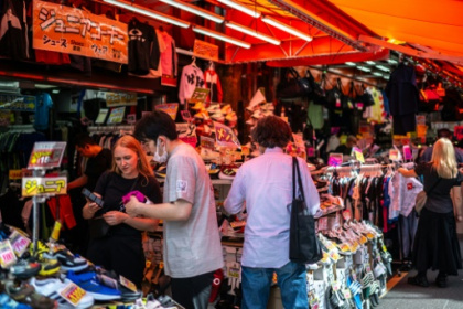 Weak yen boosts tourist wallets in Japan.jpg Weak yen boosts tourist wallets in Japan.jpg