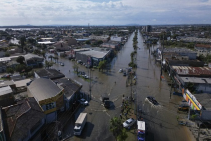 Floor by floor search for flood victims in Brazil's Porto Alegre.jpg Floor by floor search for flood victims in Brazil's Porto Alegre.jpg
