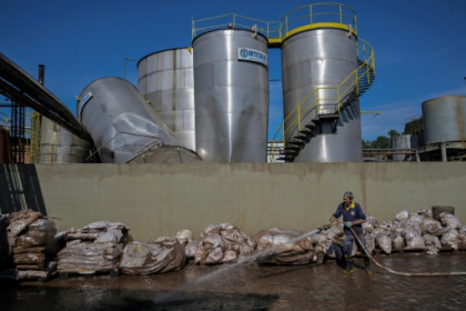 Flood-hit Brazil businesses count losses, look to future.jpg Flood-hit Brazil businesses count losses, look to future.jpg