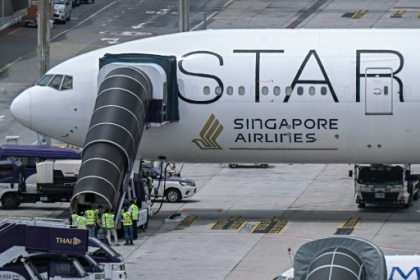 Singapore Airlines offers $10,000 to passengers hurt by turbulence.jpg Singapore Airlines offers $10,000 to passengers hurt by turbulence.jpg