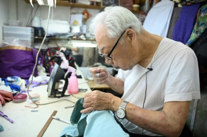 Hong Kong cheongsam master in the mood to retire after 75 years.jpg Hong Kong cheongsam master in the mood to retire after 75 years.jpg