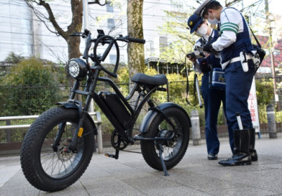 Japan cyclists risk jail for using a mobile.jpg Japan cyclists risk jail for using a mobile.jpg