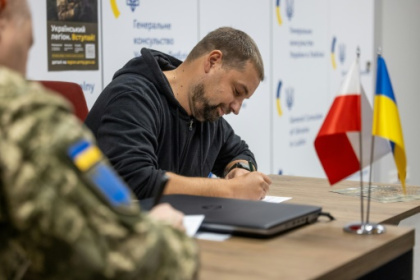 Ukrainians abroad sign up to fight.jpg Ukrainians abroad sign up to fight.jpg