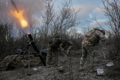 Ukrainian soldiers fire a mortar towards Russian positions -- Both armies are trying to secure an advantage on the battlefield ahead of possible peace talks Ukrainian soldiers fire a mortar towards Russian positions -- Both armies are trying to secure an advantage on the battlefield ahead of possible peace talks