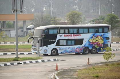 A bus carrying alleged scam centre workers and victims from China handed over from Myanmar arrives at the Mae Sot border checkpoint with Thailand A bus carrying alleged scam centre workers and victims from China handed over from Myanmar arrives at the Mae Sot border checkpoint with Thailand