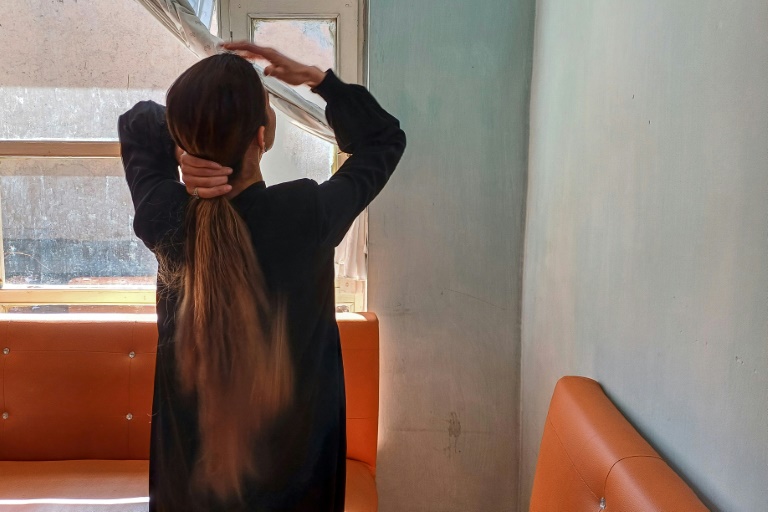 Afghan women risk Taliban wrath over hair trade