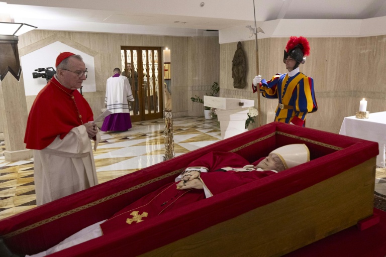 Pilgrims gather as Pope Francis begins lying in state