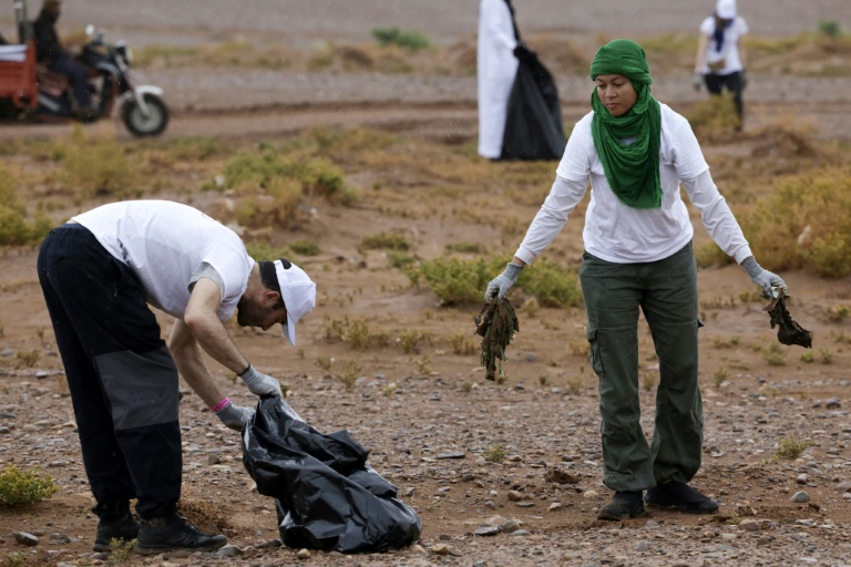 Morocco volunteers on Sahara clean-up mission