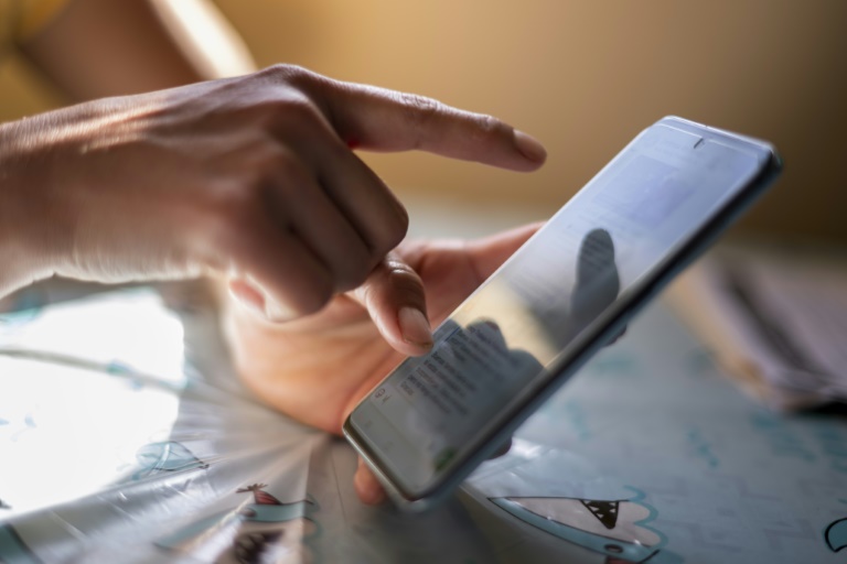 Undocumented migrants turn to Whatsapp to stay ahead of US raids
