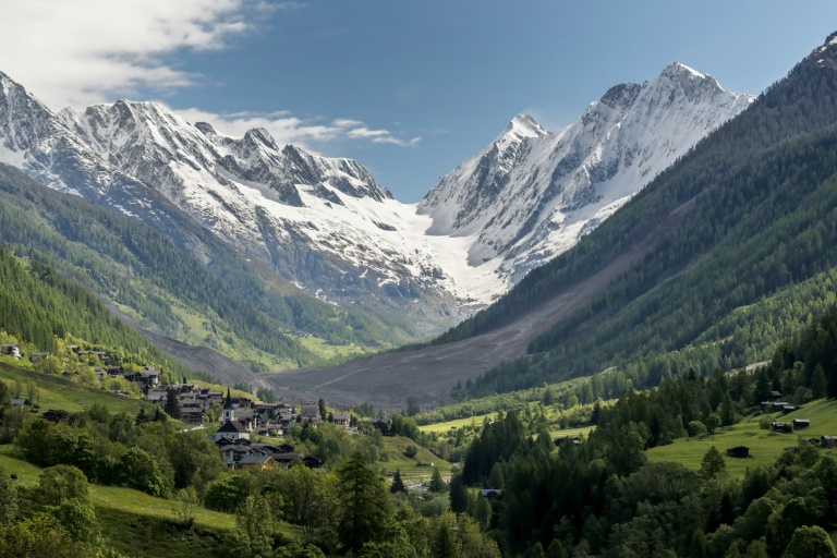 Rock and ice prevent rescue work after Swiss glacier collapse