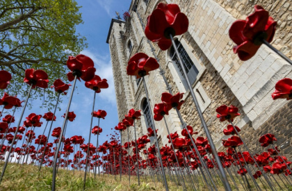 Designer Tom Piper and artist Paul Cummins use 30,000 ceramic poppies for the installation - Carlos JASSO (AFP) Designer Tom Piper and artist Paul Cummins use 30,000 ceramic poppies for the installation - Carlos JASSO (AFP)