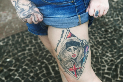 A fan shows a tattoo of US singer Lady Gaga at Rio's Copacabana Beach, where the pop star will stage a free concert - Daniel RAMALHO (AFP)
