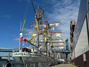 The Mexican Navy training ship that hit the Brooklyn Bridge seen with its masts broken - Ana FERNÁNDEZ (AFP) The Mexican Navy training ship that hit the Brooklyn Bridge seen with its masts broken - Ana FERNÁNDEZ (AFP)