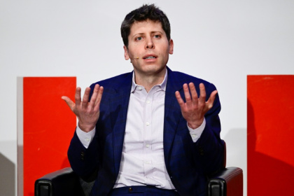 OpenAI CEO Sam Altman reasons that a technology as powerful as generative artificial intelligence calls for a new device with the potential to transform lifestyles the way the iPhone did - John MACDOUGALL (AFP) OpenAI CEO Sam Altman reasons that a technology as powerful as generative artificial intelligence calls for a new device with the potential to transform lifestyles the way the iPhone did - John MACDOUGALL (AFP)