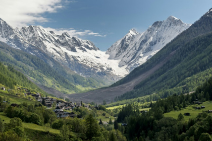 The collapse of the glacier partially destroyed a Swiss Alpine village - FABRICE COFFRINI (AFP) The collapse of the glacier partially destroyed a Swiss Alpine village - FABRICE COFFRINI (AFP)