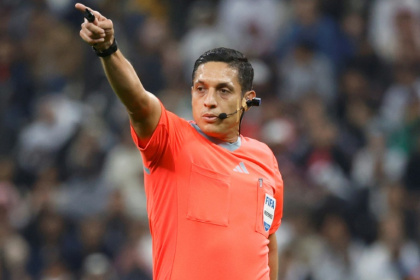 Venezuelan referee Jesus Valenzuela wearing the 'Ref Cam' during the 2024 FIFA Intercontinental Cup final football match between Spain's Real Madrid and Mexico's Pachuca at the Lusail Stadium in Doha on December 18, 2024. - KARIM JAAFAR (AFP) Venezuelan referee Jesus Valenzuela wearing the 'Ref Cam' during the 2024 FIFA Intercontinental Cup final football match between Spain's Real Madrid and Mexico's Pachuca at the Lusail Stadium in Doha on December 18, 2024. - KARIM JAAFAR (AFP)