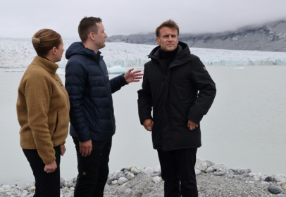 Macron visited a glacier with Greenland's Prime Minister Jens-Frederik Nielsen (C) and Danish Prime Minister Mette Frederiksen - Ludovic MARIN (AFP) Macron visited a glacier with Greenland's Prime Minister Jens-Frederik Nielsen (C) and Danish Prime Minister Mette Frederiksen - Ludovic MARIN (AFP)