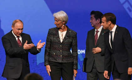 France's Emmanuel Macron and Japan's Shinzo Abe sat on stage alongside Putin at SPIEF in 2018 - Kirill KUDRYAVTSEV (AFP) France's Emmanuel Macron and Japan's Shinzo Abe sat on stage alongside Putin at SPIEF in 2018 - Kirill KUDRYAVTSEV (AFP)