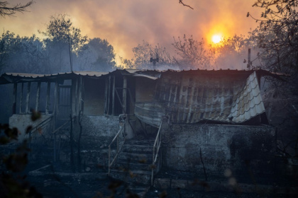 Firefighters are working in several areas of the Peloponnese - Angelos TZORTZINIS (AFP)