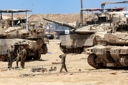 Israeli army soldiers perform maintenance tasks near the border with the Gaza Strip - Jack GUEZ (AFP) Israeli army soldiers perform maintenance tasks near the border with the Gaza Strip - Jack GUEZ (AFP)