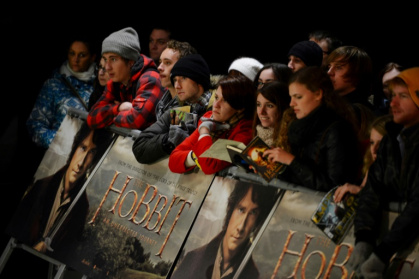 Fans wait for actors to arrive at the European premiere of "The Hobbit: An Unexpected Journey" on December 12, 2012 - LEON NEAL (AFP)