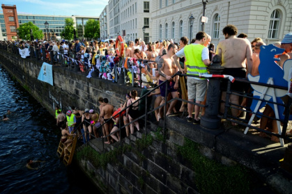 Berliners line up to take a dip in the Spree during a demonstration against the ban on swimming in the river - John MACDOUGALL (AFP) Berliners line up to take a dip in the Spree during a demonstration against the ban on swimming in the river - John MACDOUGALL (AFP)